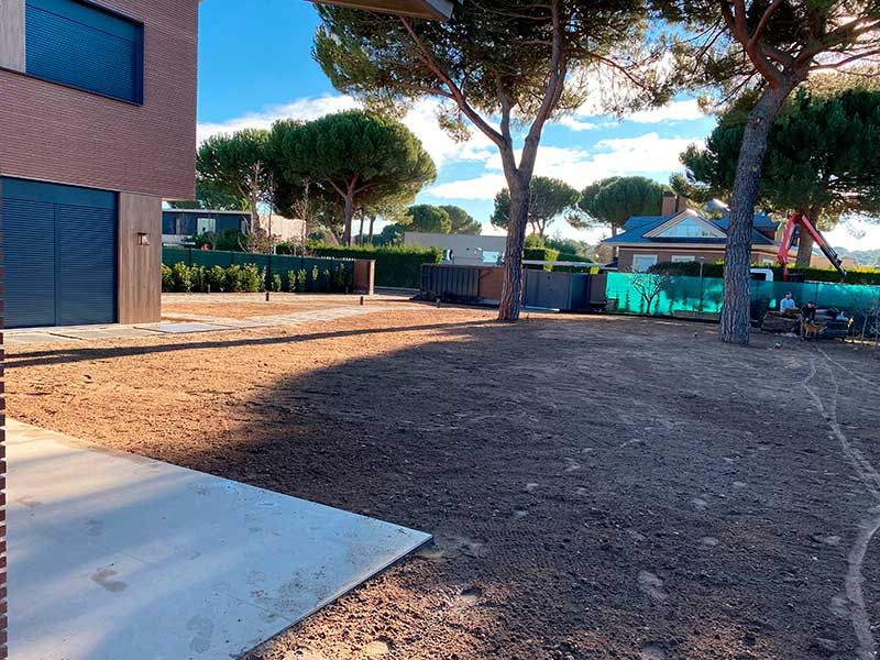 Instalación de césped artificial en jardín privado