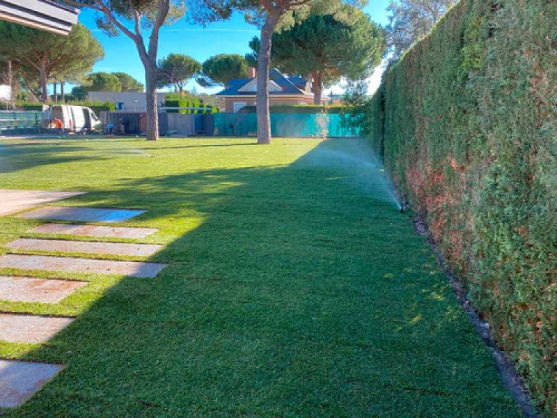 Jardín privado con césped artificial